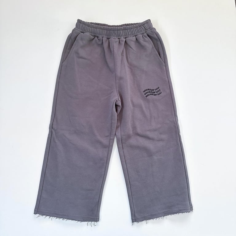Lili original cutoff wide pants チャコール 白背景 正面